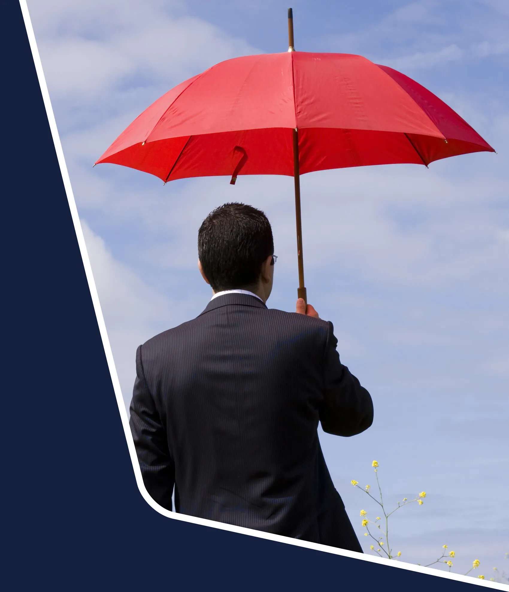 Empresário protegido por um guarda-chuva vermelho, representando a conta PJ da Sudeste