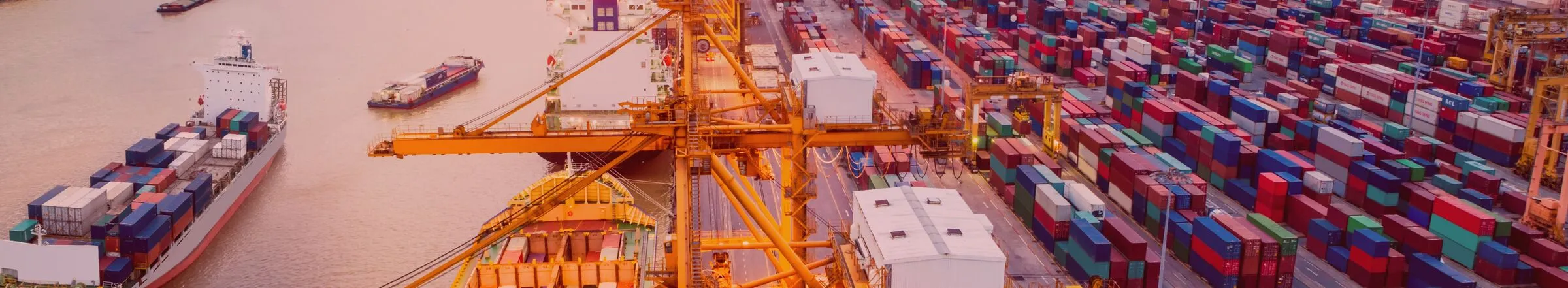 Porto de contêineres ao pôr do sol, parte da infraestrutura econômica do Sudeste